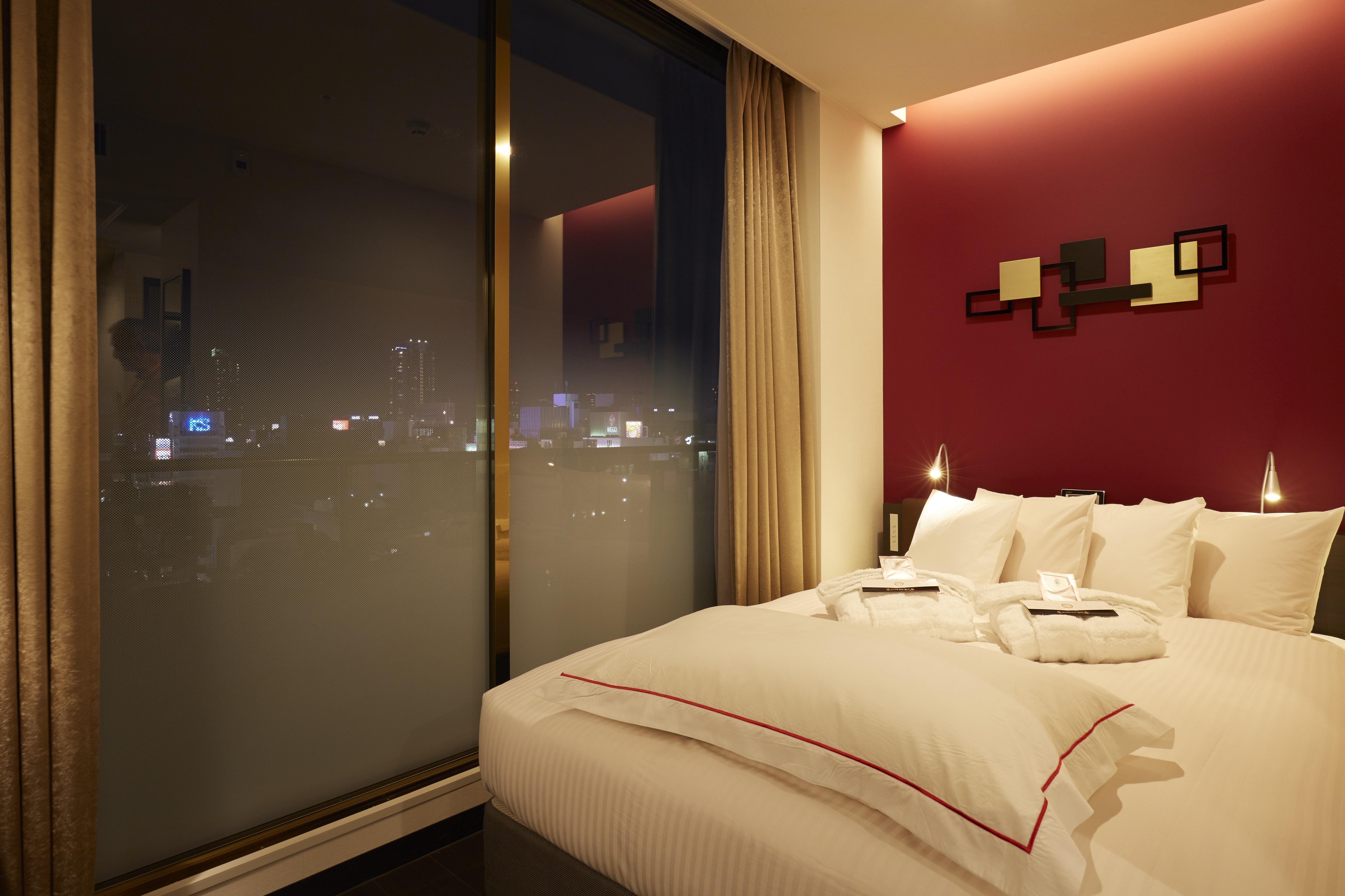 โรงแรม อโกรา เพลซ นัมบะ 4*